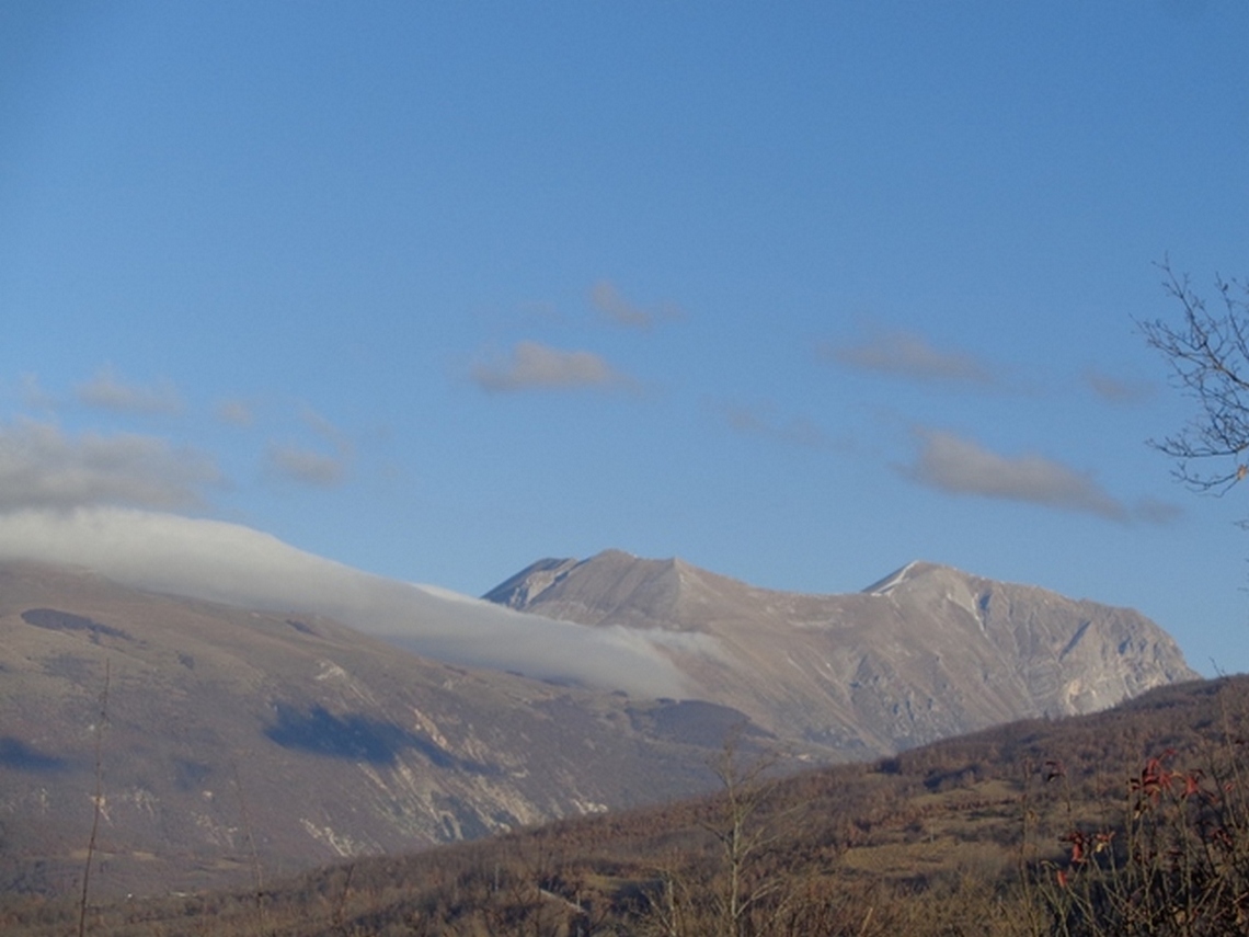 Il Monte Vettore in lontananza