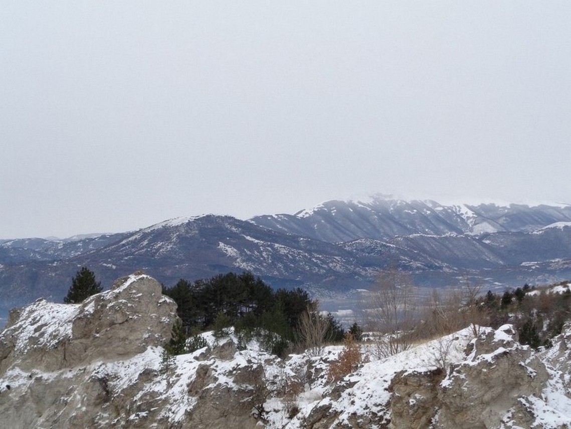 Sullo sfondo il Monte Calvo con la nebbia