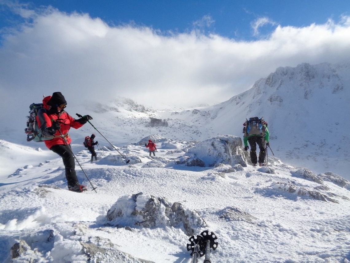 Vento fortissimo difficile rimanere in piedi
