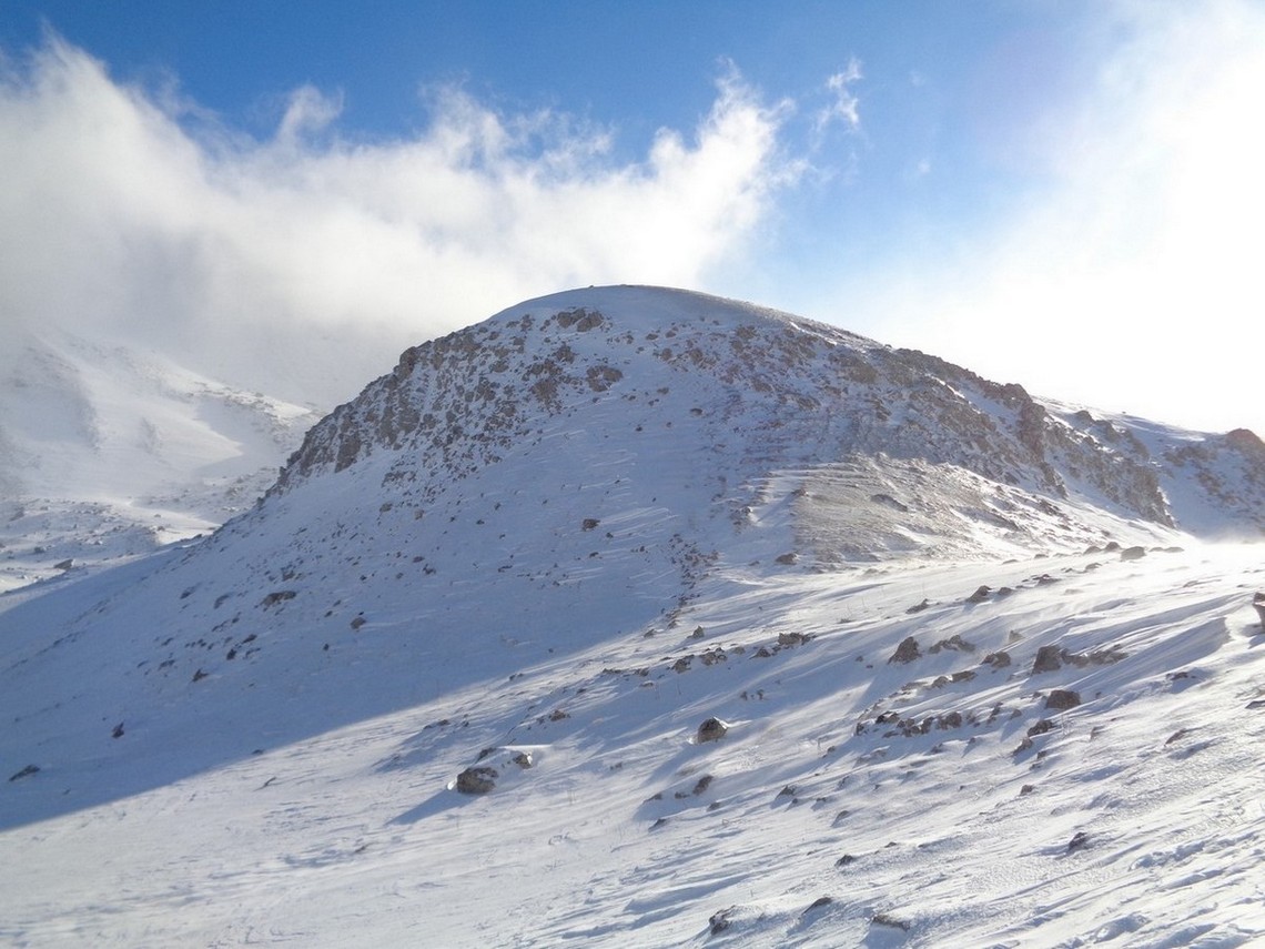Scesi accanto a questa montagna
