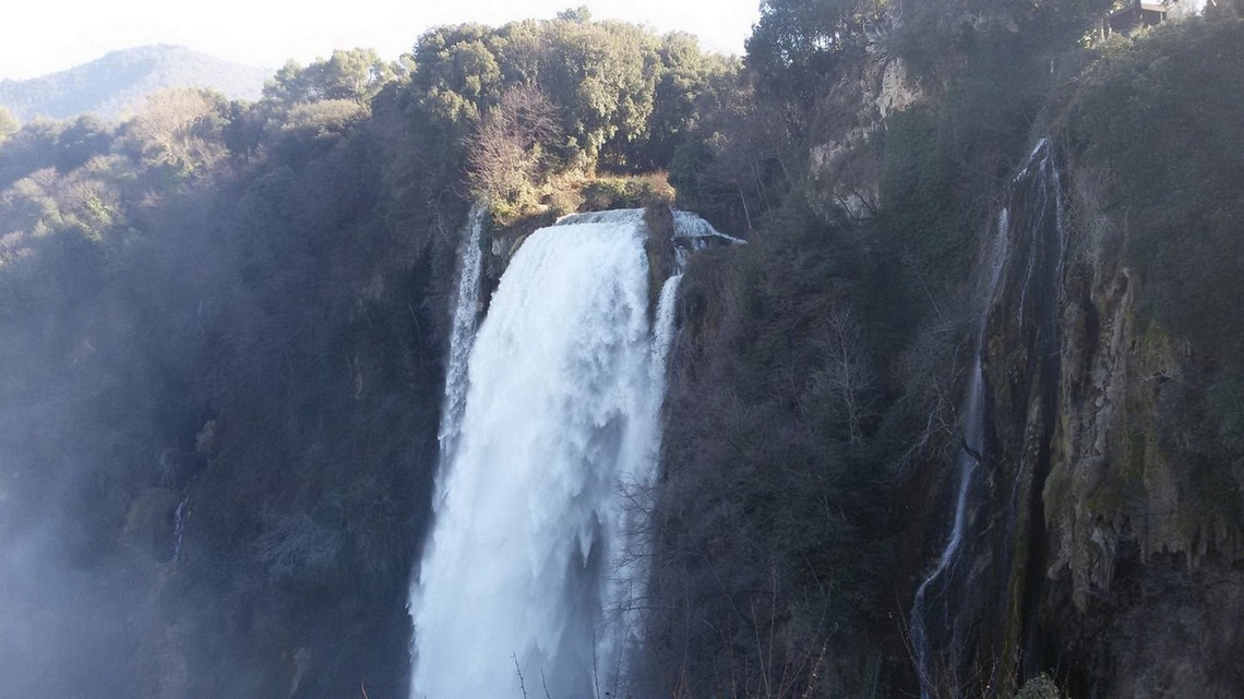 La cascata dal belvedere superiore