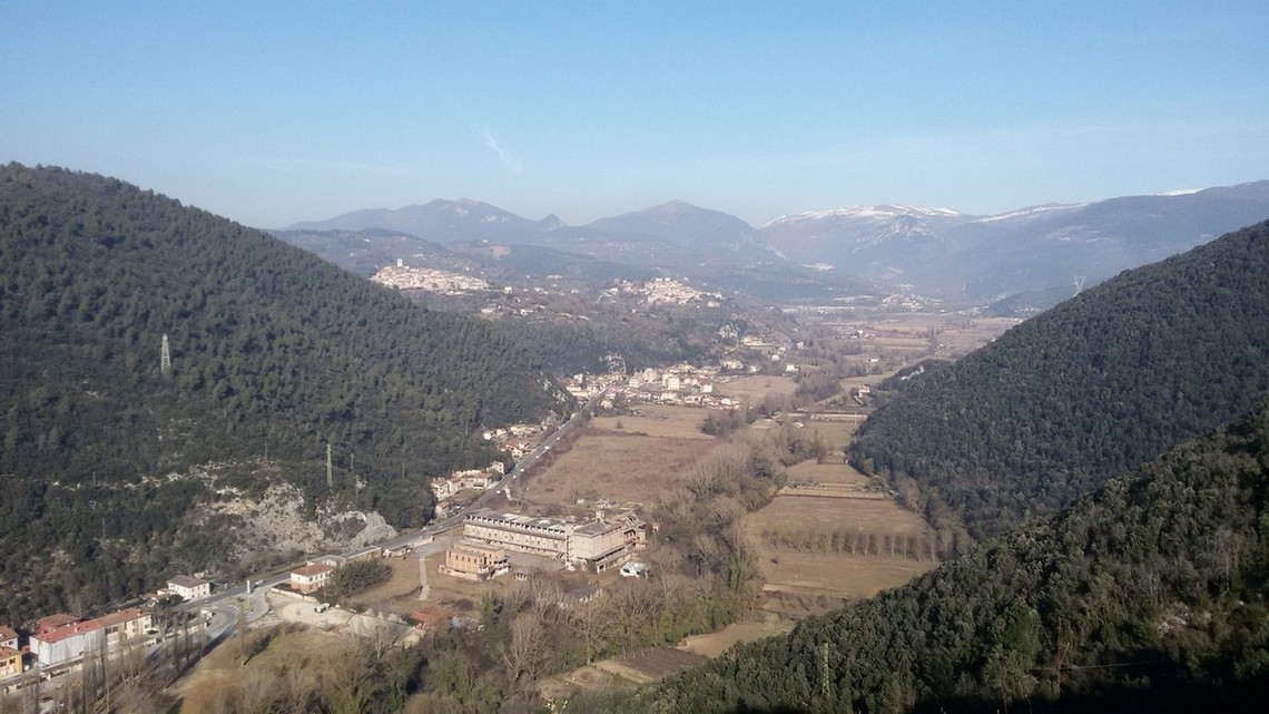 A sinistra i Paesi Collestratte e Torreorsina