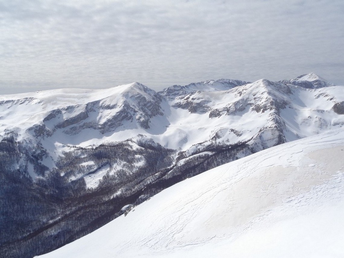 Sulla destra in fondo il Monte Velino