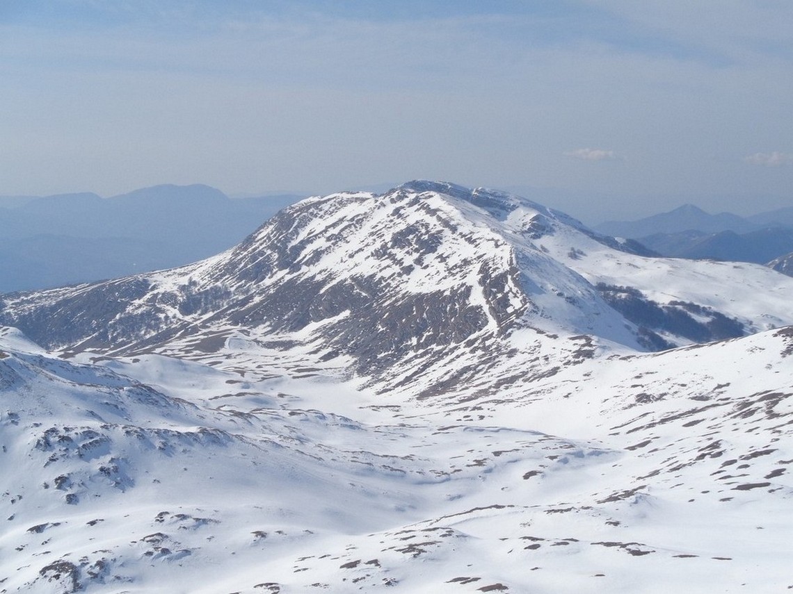 In basso Il Lago delle Duchessa ghiacciato