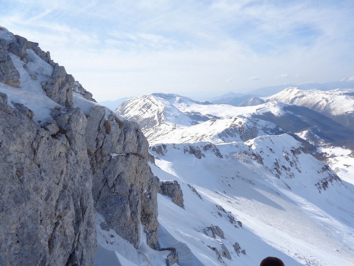 Sullo sfondo a sinistra Monte Morrone
