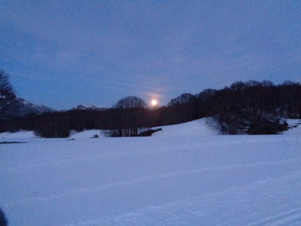 La Luna sorge