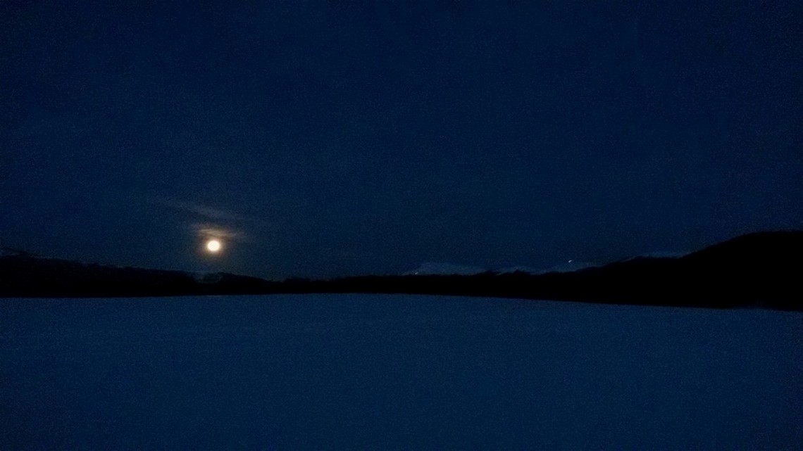 Sulla destra quasi invisibili le luci sulla sommità degli impianti di Campo Felice