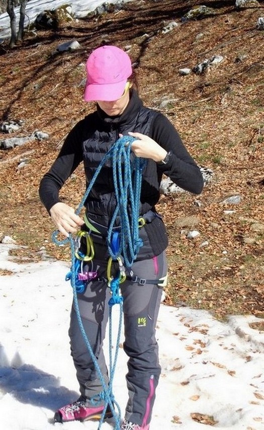 Daniela avvolge la corda