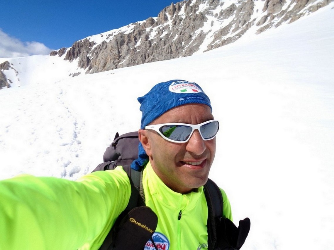 In marcia da solo per fare le foto agli altri