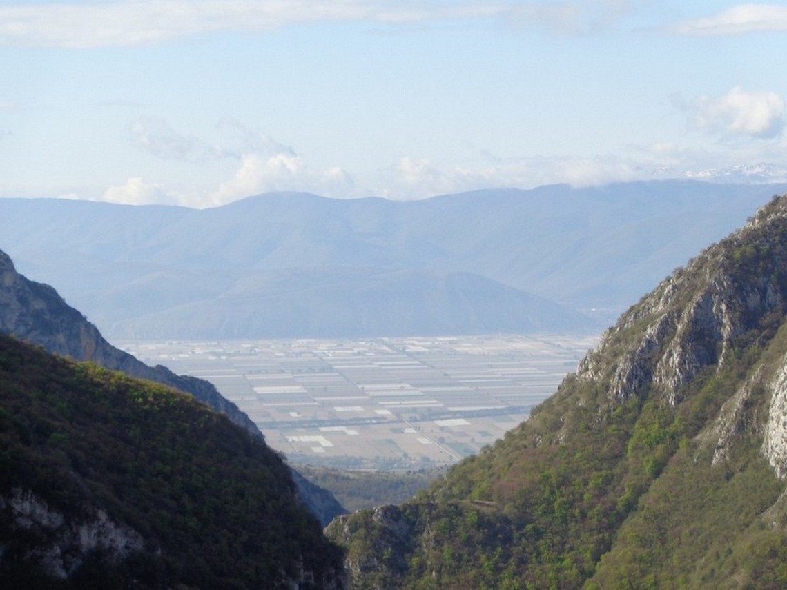 La piana del Fucino in lontananza