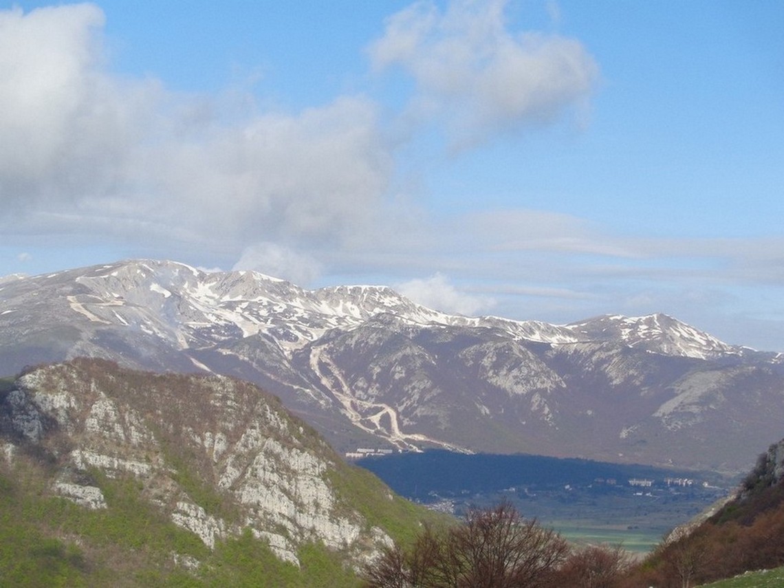 Gli impianti di Monte Magnola sulla sinistra