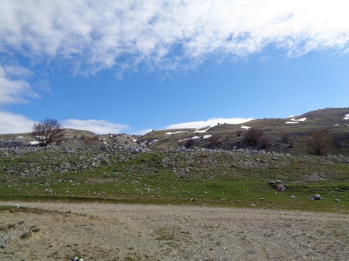 Uno sguardo verso la salita che porta al Sirente