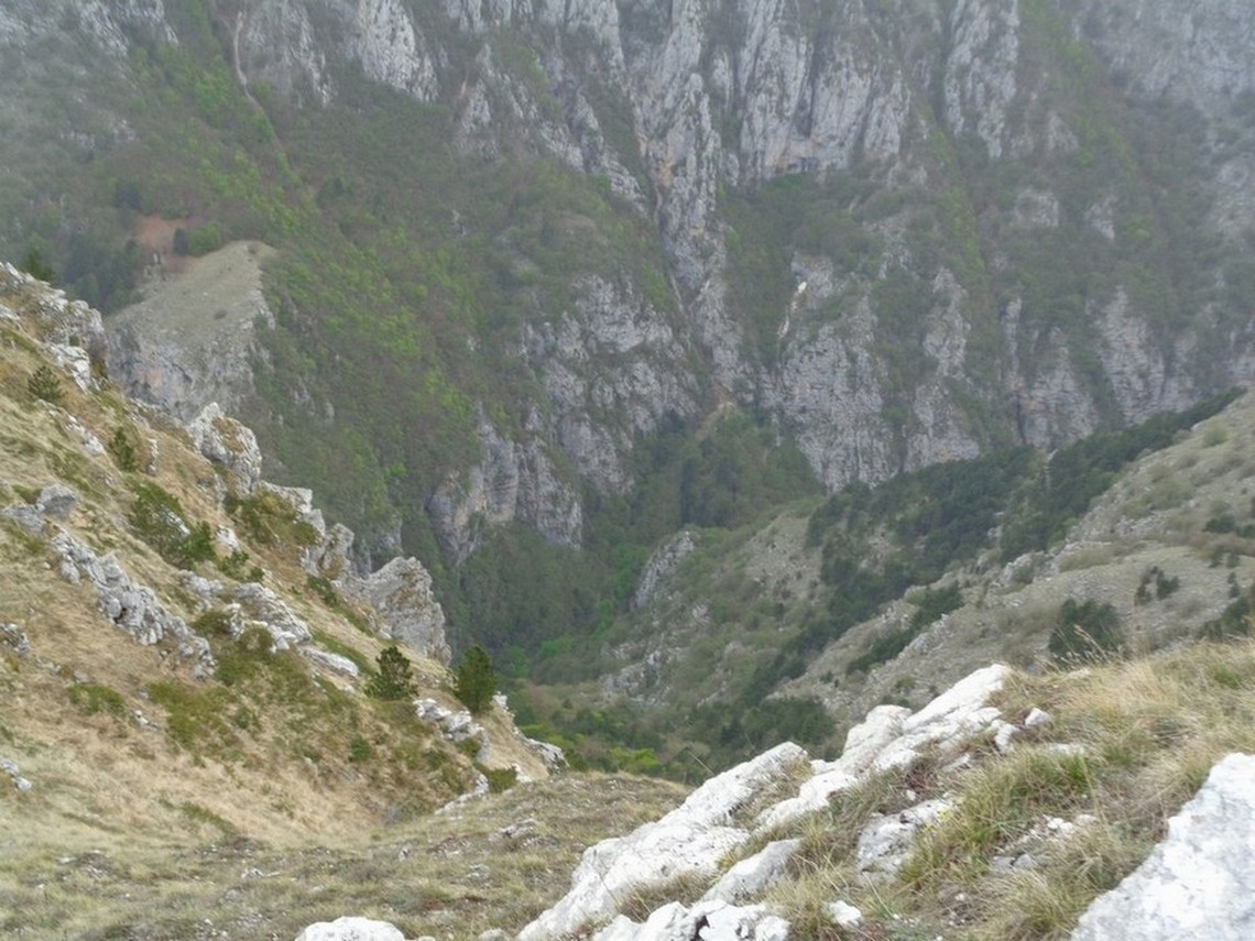 Sotto ci sono le Gole di Celano