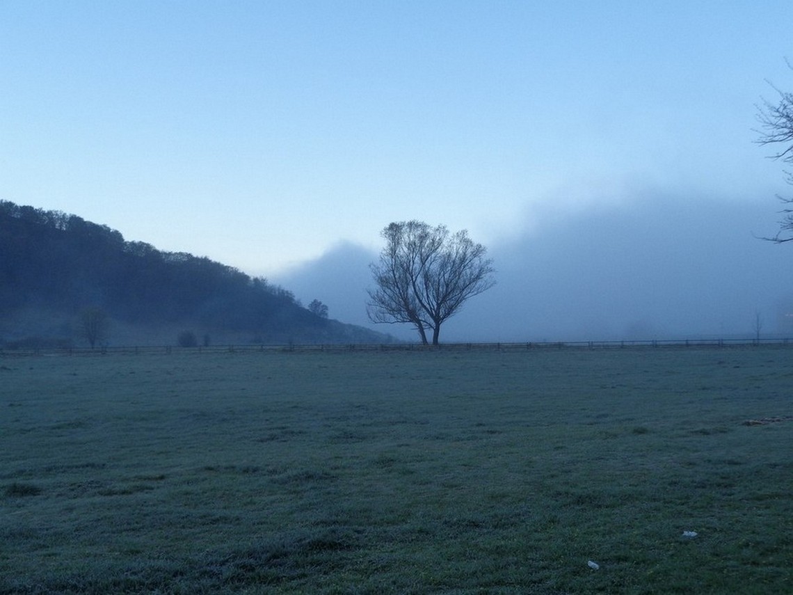 La nebbia si dirada sull'Altopiano delle Rocche