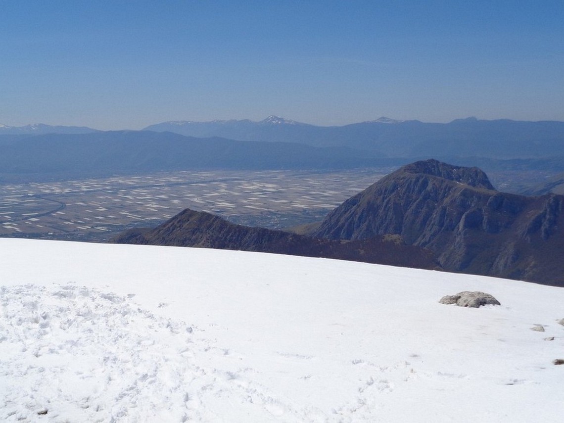 A Sinistra il Monte Etra e a destra la Serra di Celano
