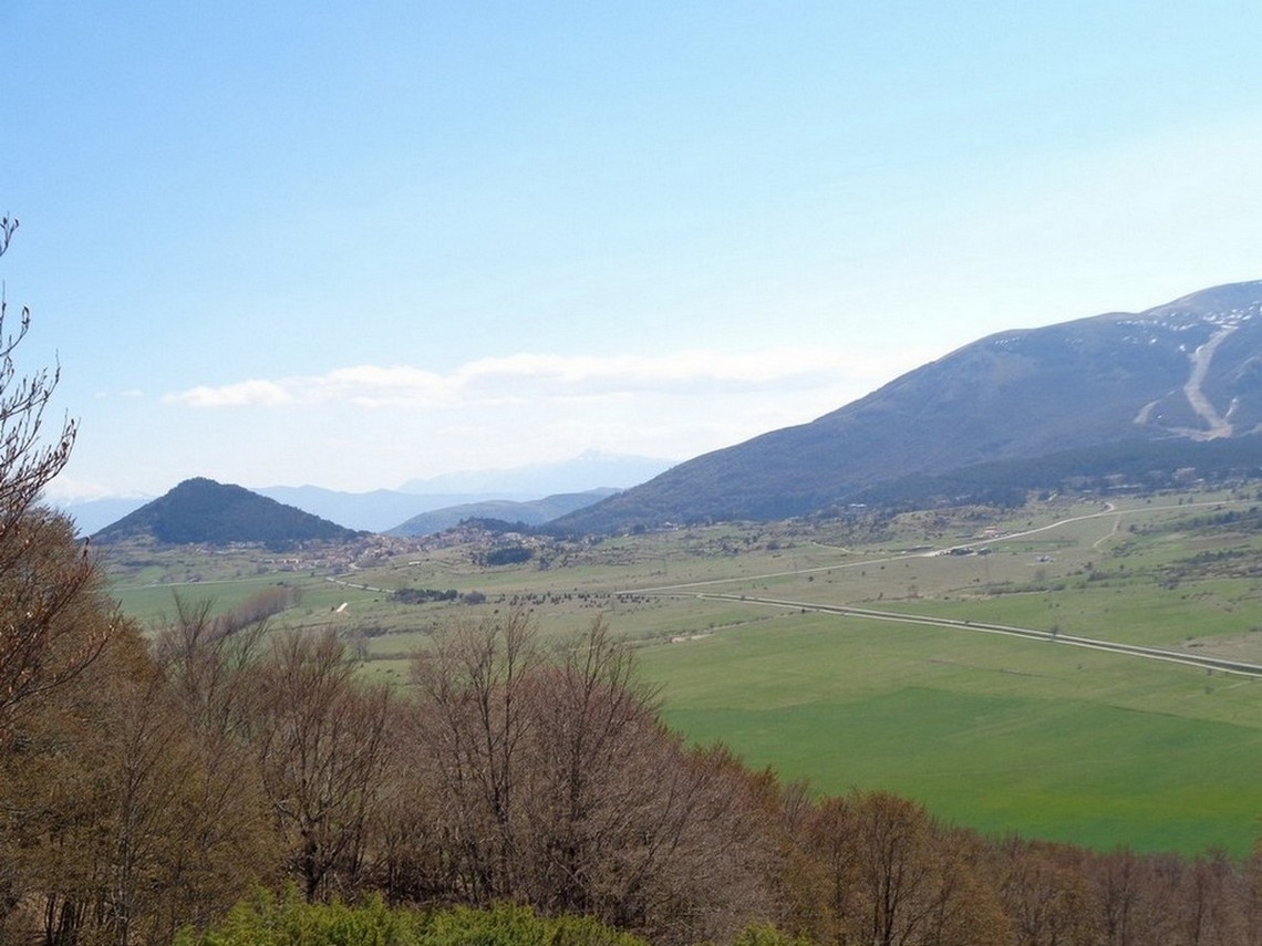 Ovindoli sullo sfondo