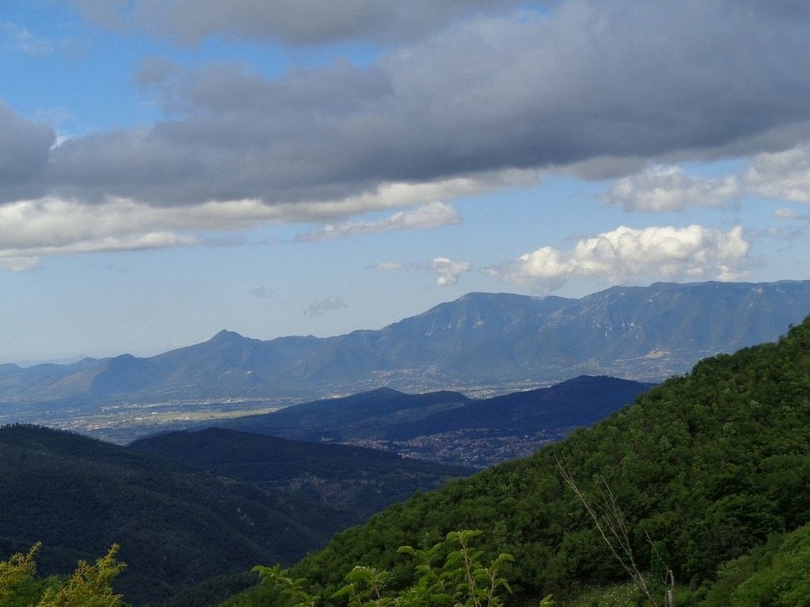 La pianura dove scorre l'Autostrada Roma-Napoli