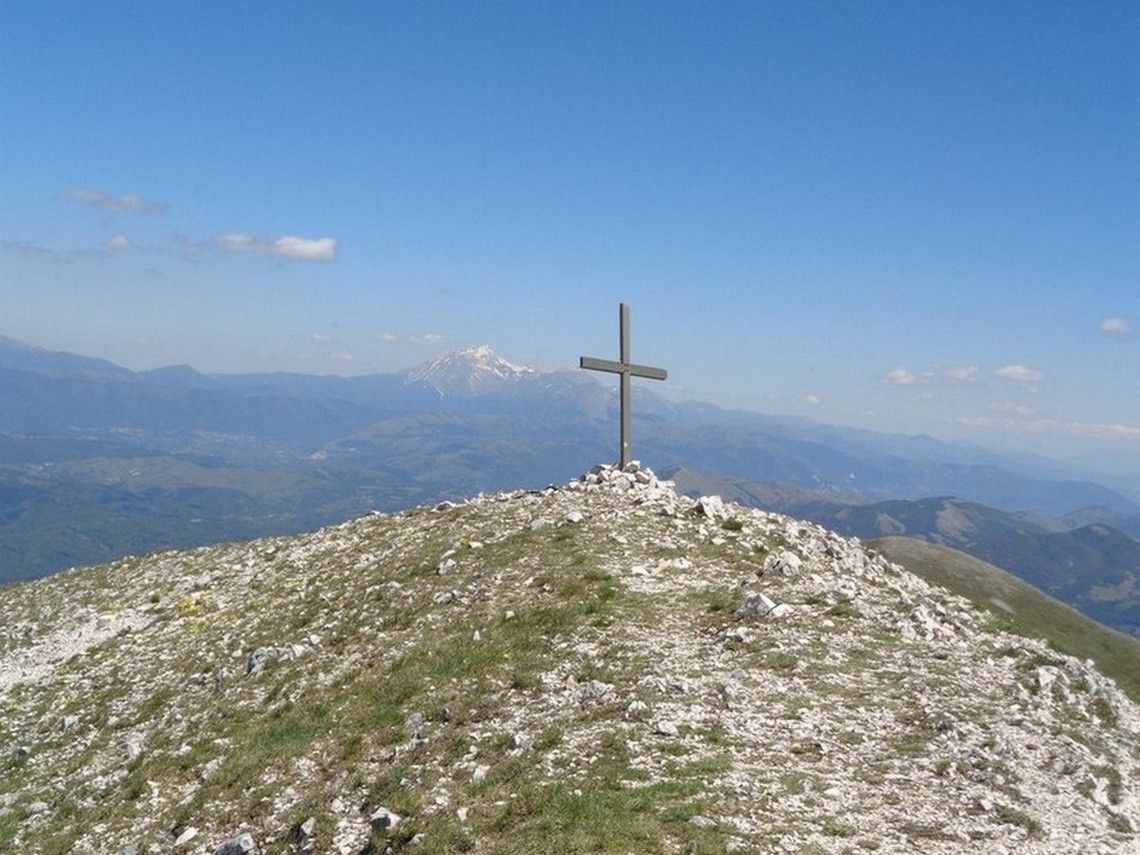 Il Gran Sasso sullo sfondo mi guarda