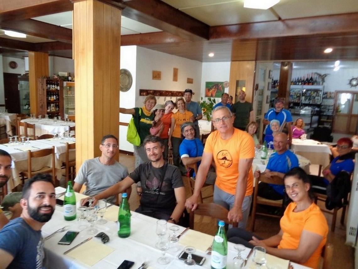 Una parte del Gruppo che si è fermata a mangiare