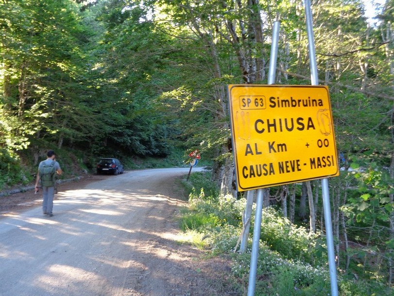 La utilissima strada che porta in Abruzzo ovviamente sempre chiusa