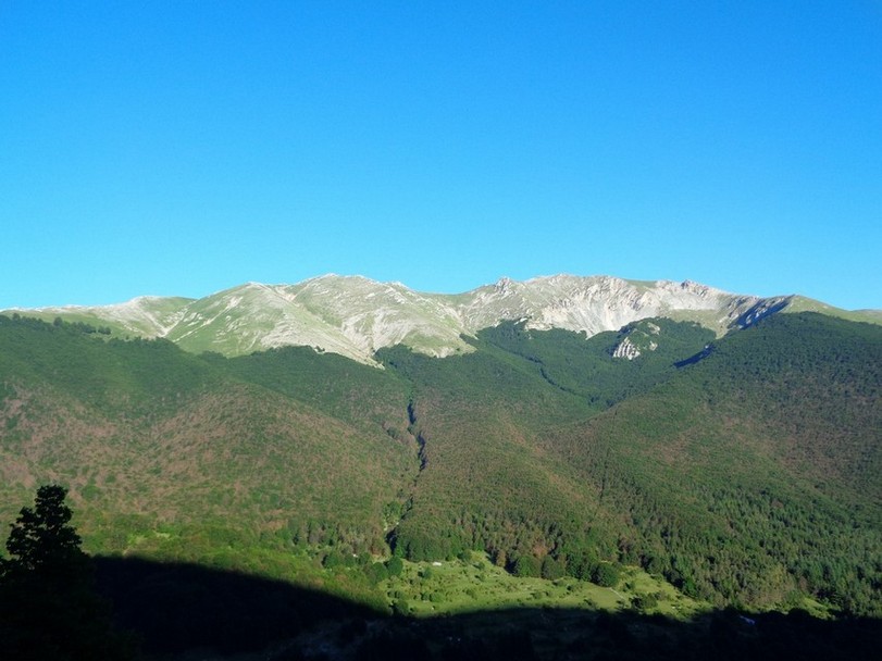 La parte centrale visibile da sotto della cresta dei Cantari