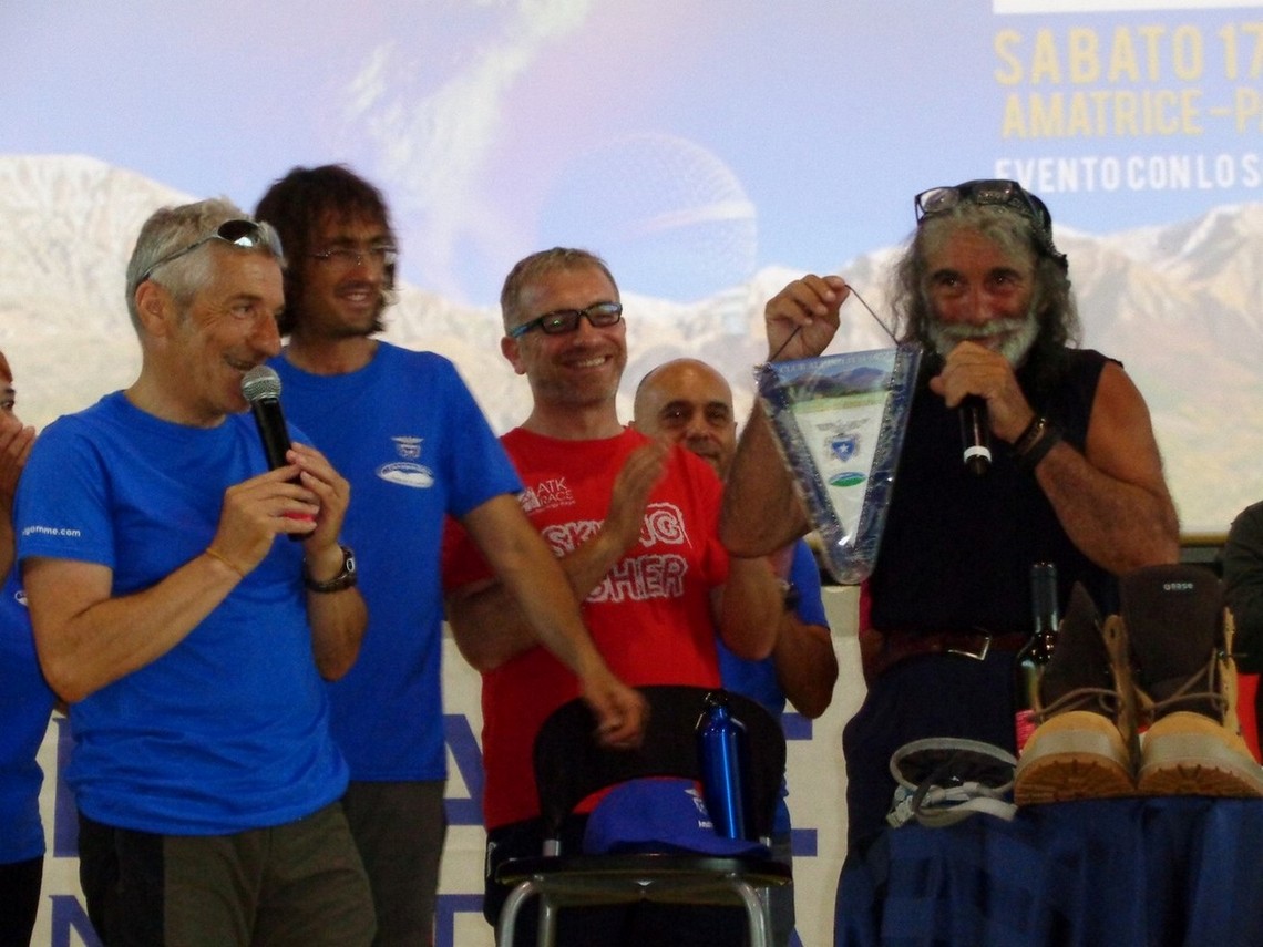 La consegna del Gagliardetto CAI