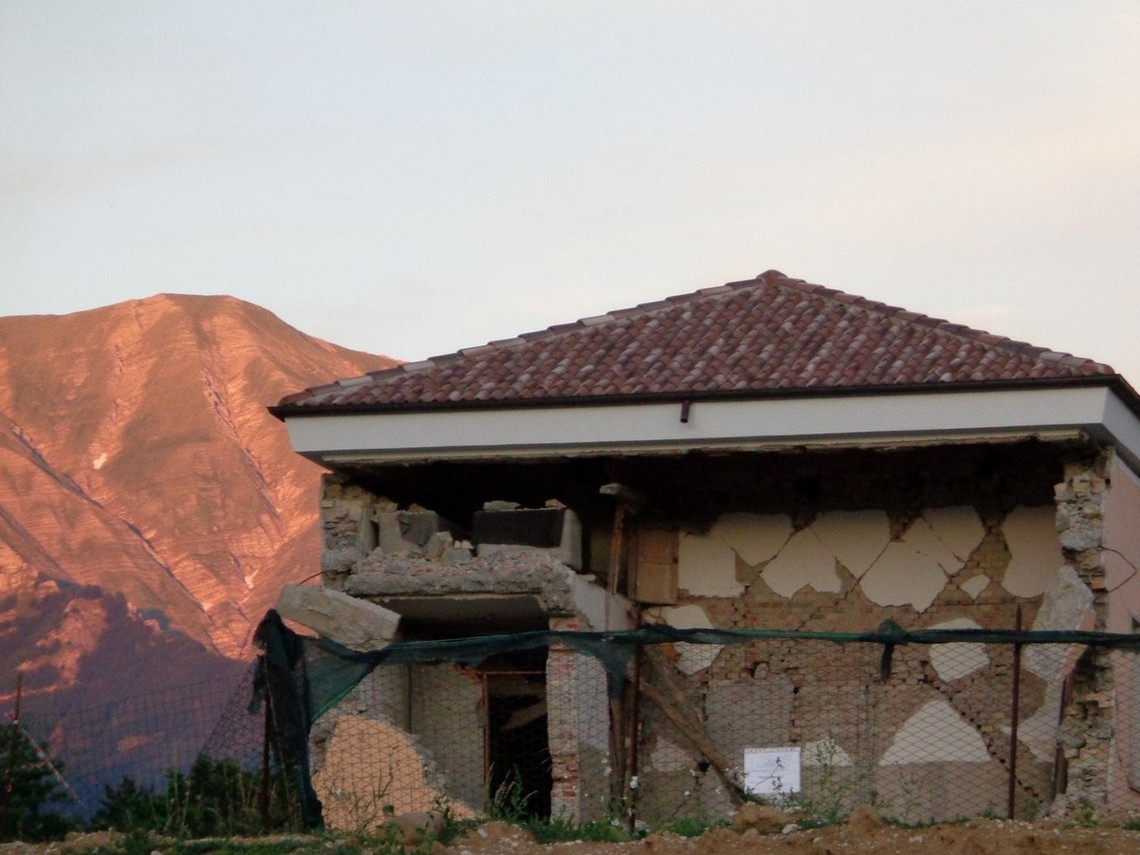 Il sole tramonta sulle macerie