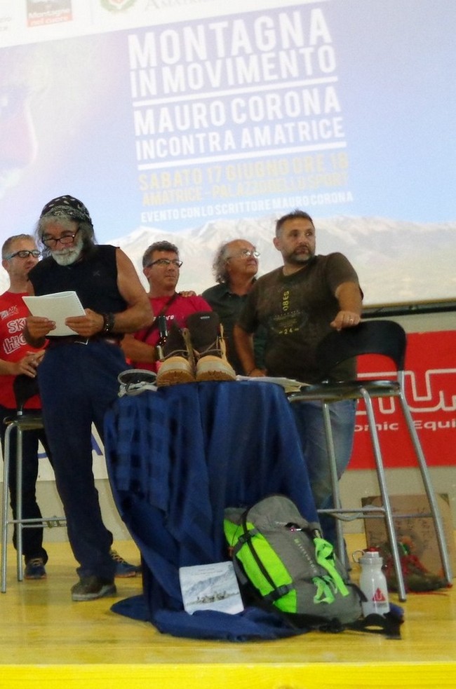 Corona con alla destra Andrea Sebastiani del 118 e Direttivo CAI Amatrice