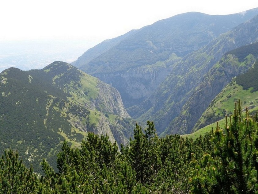 Dovremo andare sulla destra sopra questa valle