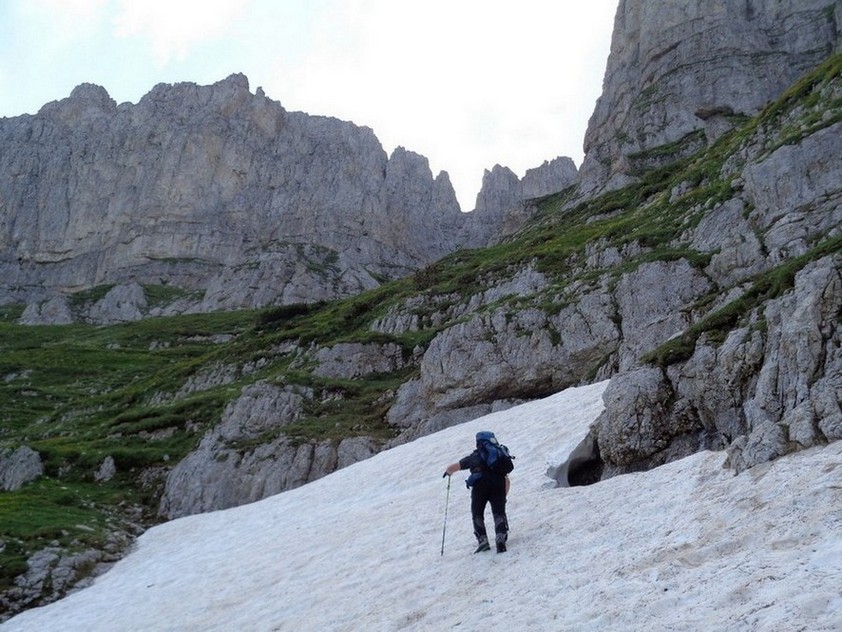 Michele affronta il delicato traverso con la piccozza