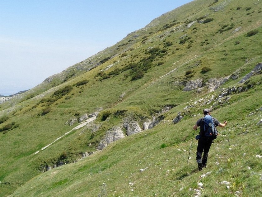 E via verso il verde traverso che guarda il Forcone