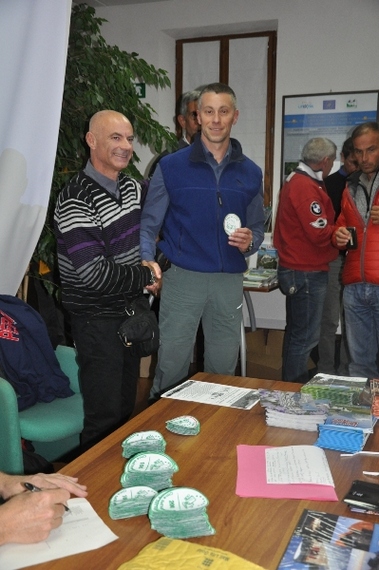 Riceve lo Scudetto delle 200 Cime dal Presidente del Club 2000m