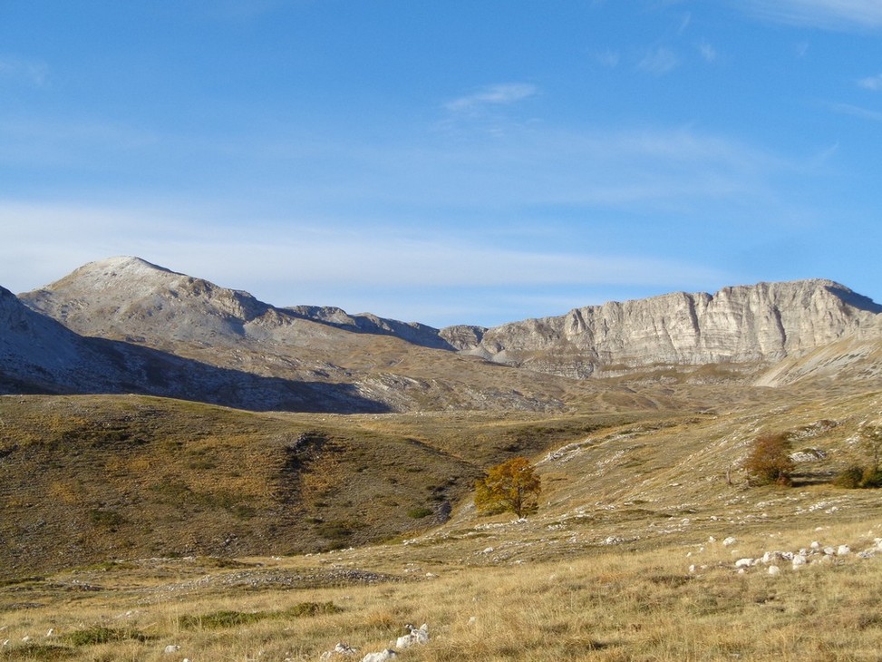 A Sin. Il Costone 2271m...a Des. Occidentale 2239m