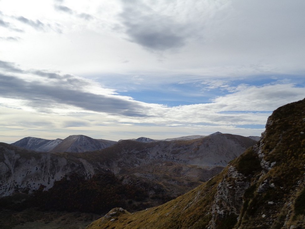 Il puntino sullo sfondo è il RIfugio Panei-Magrini