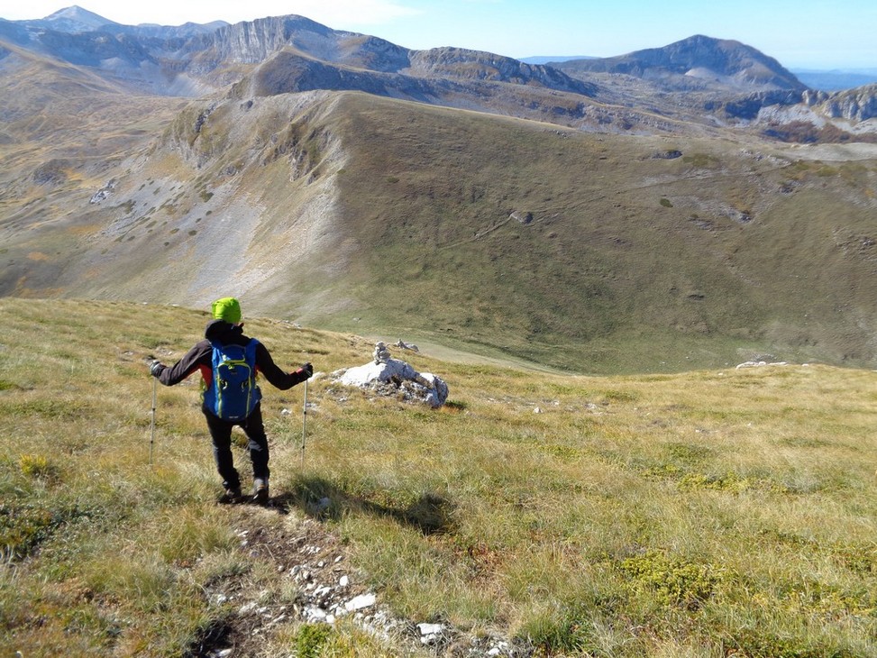 Si scende verso la Sella della Valle del Morretano