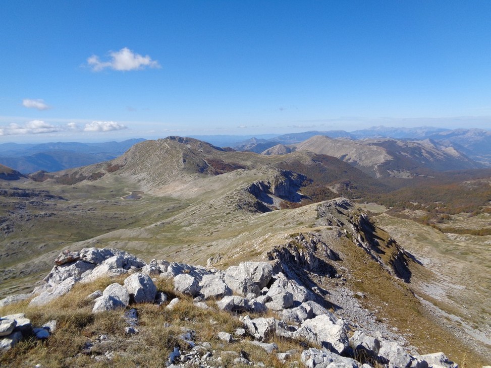 Si svalica...il Lago delle Duchessa in basso