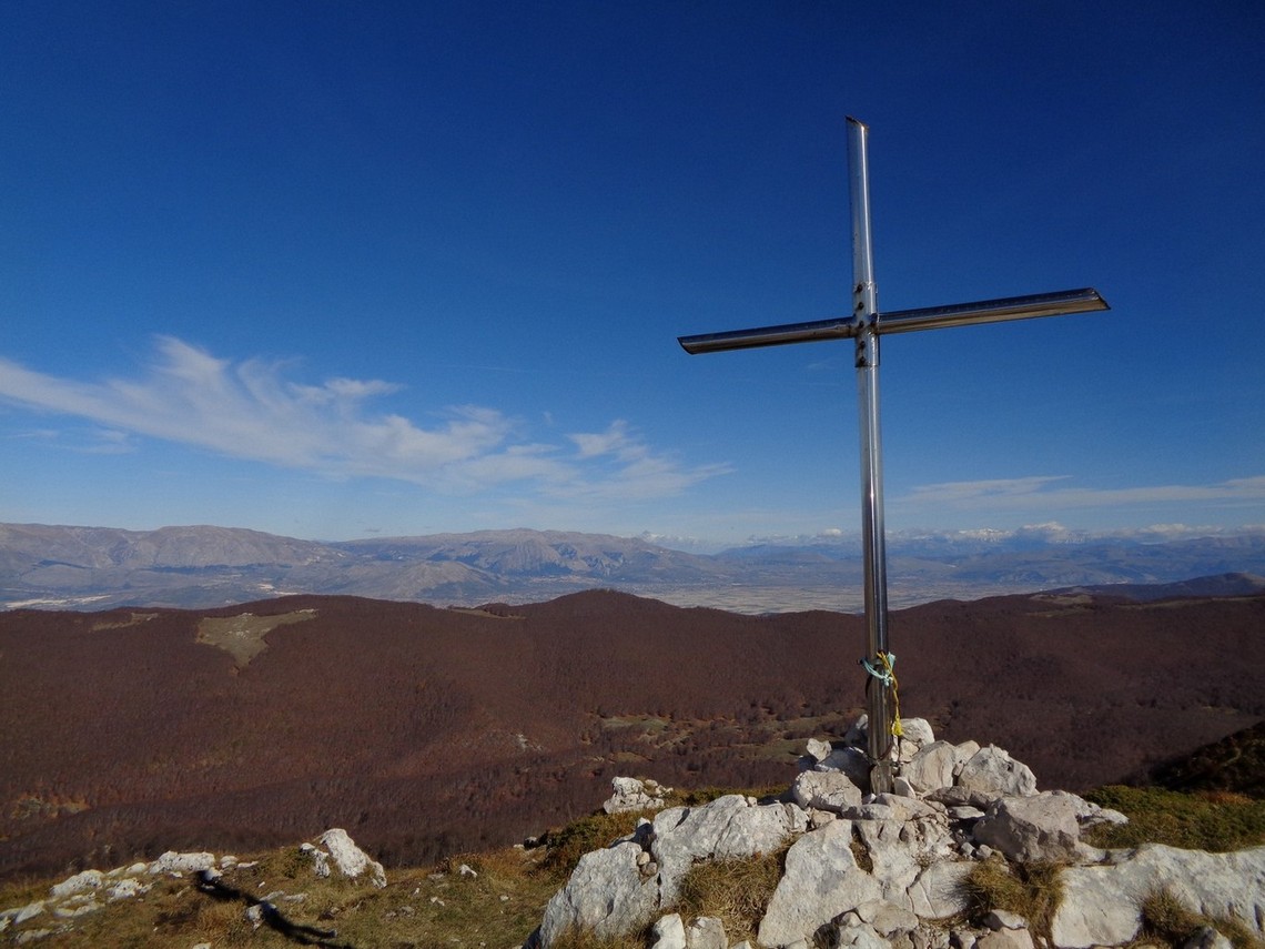 Con la piana della Marsica sullo sfondo