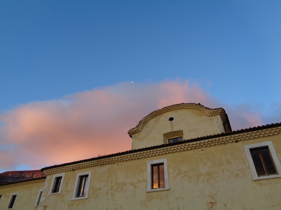 la Luna sopra il Museo dell'Orso