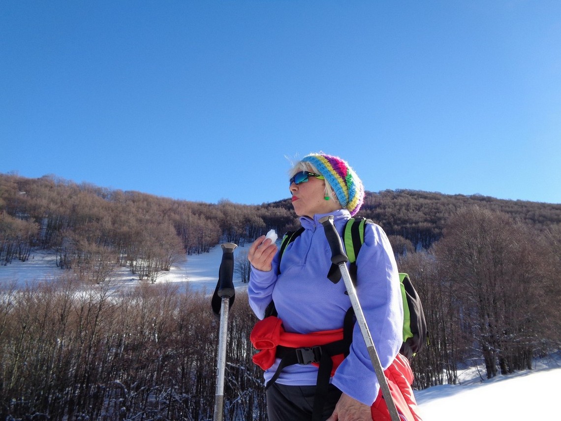 Angelamaria si disseta con la neve fresca