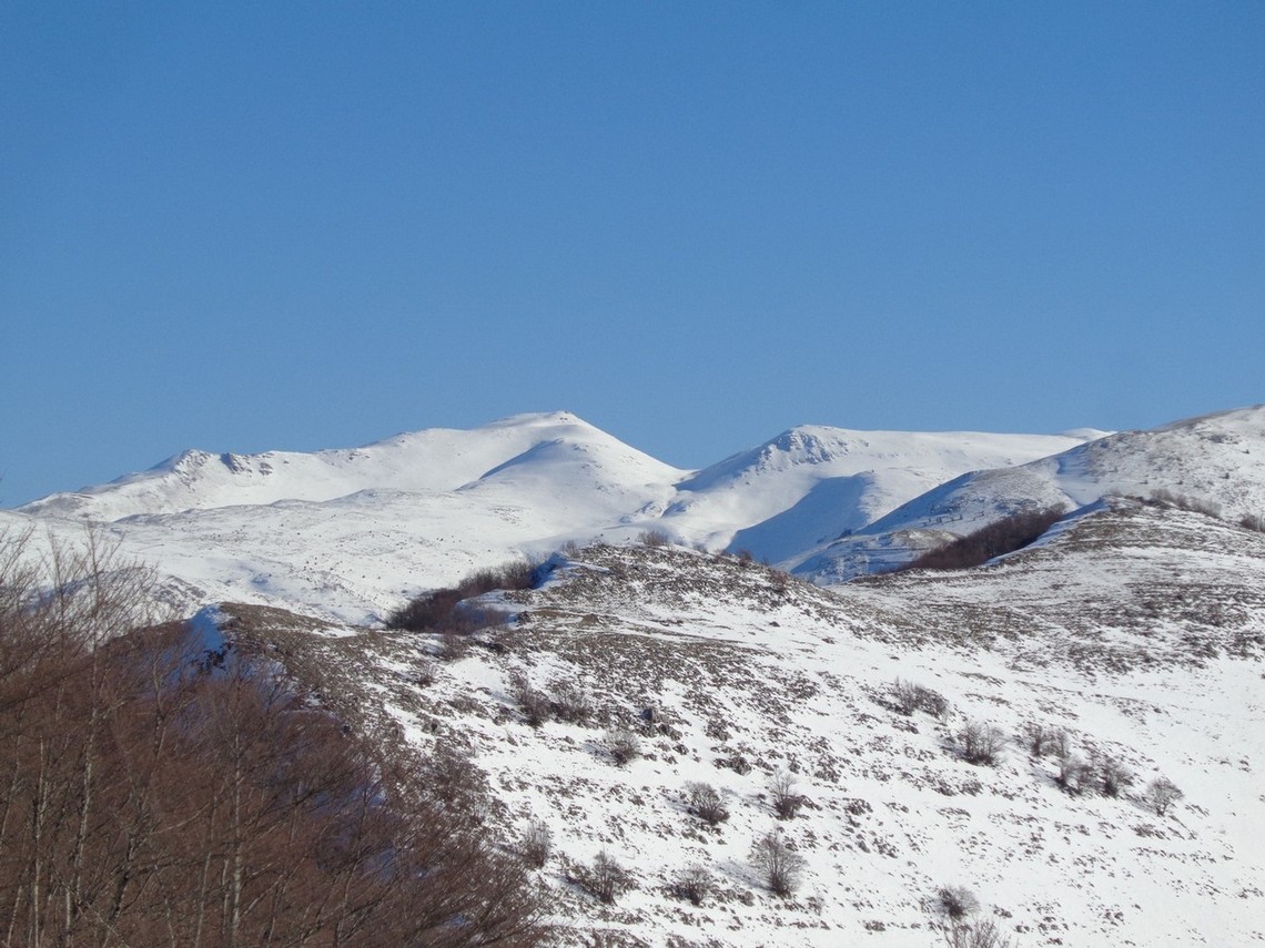 In fondo al centro il Monte Cagno e....