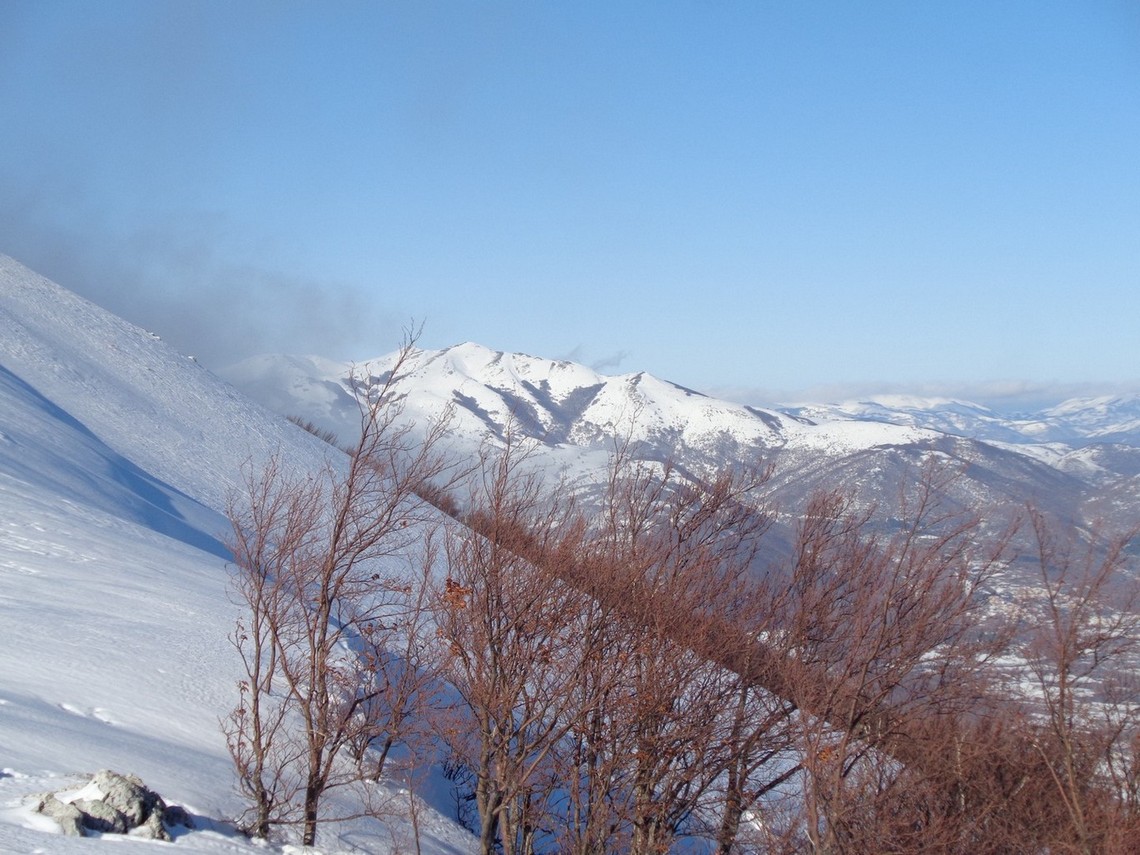 Il Monte Calvo sullo sfondo