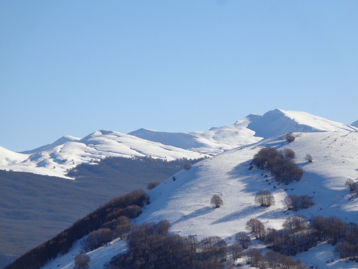 In fondo a destra il Monte Cava