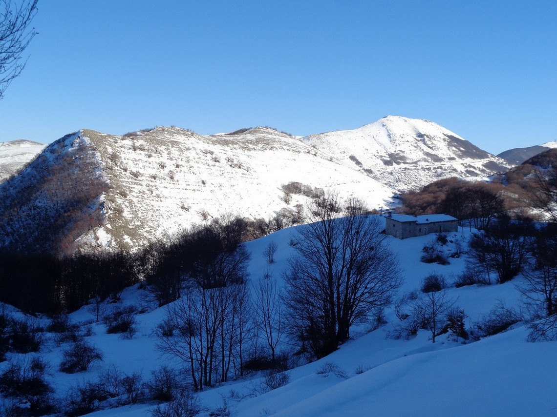 In fondo a destra la strada che porta a Campo Felice