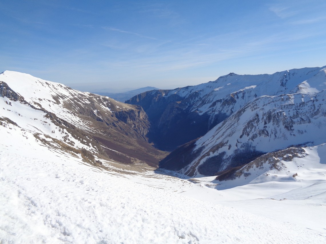 La valle fra la Sibilla a destra e Pizzo Berro