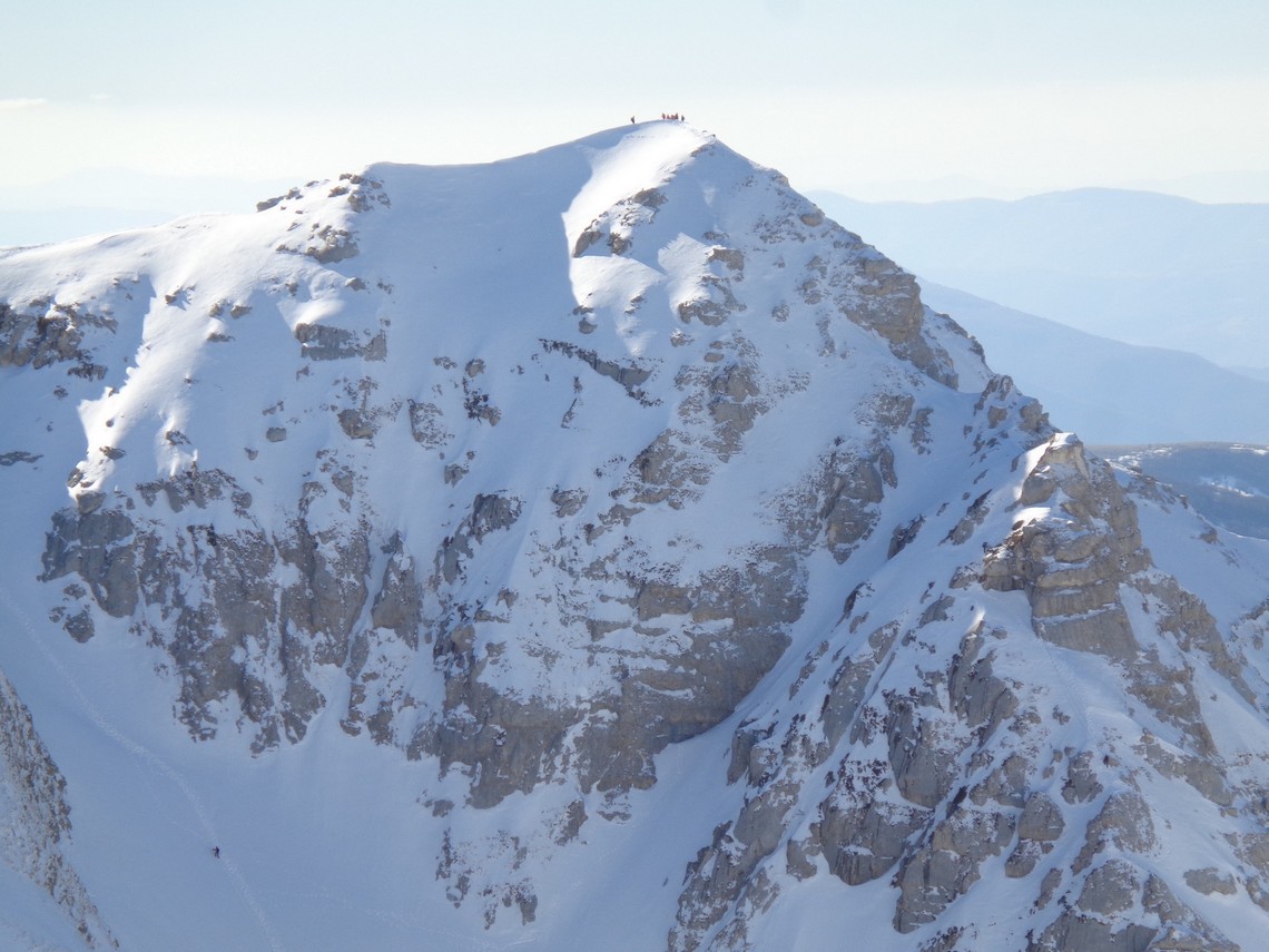 Un Alpinista sale sotto a Monte Bicco