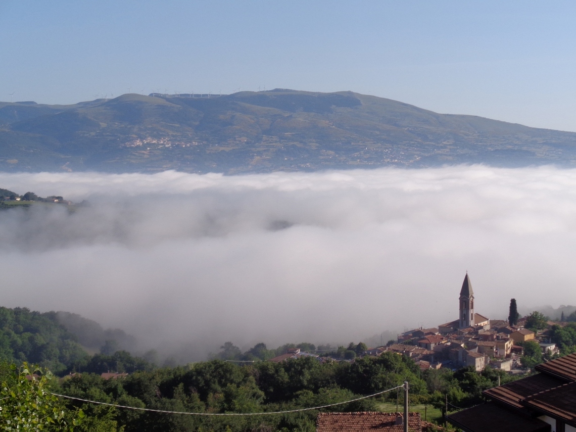 La valle sotto di noi