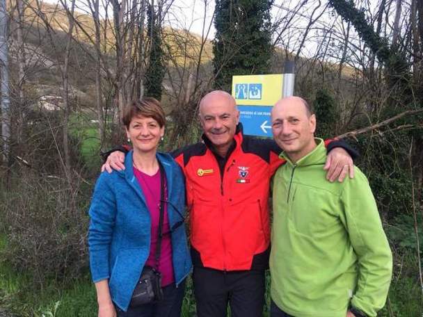 Il momento della consegna della Giacca di Accompagnatore Onorario al Presidente del Club 2000m Giuseppe Albrizio
