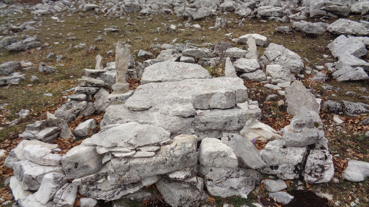 Quota 1385m Lapide in memoria di DANIELE NARDI