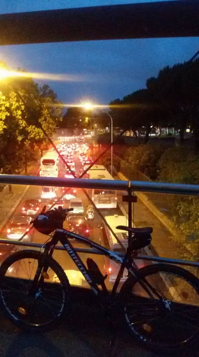 Solitaria MTB guardando dall&#039;alto il Caos di Roma