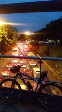 Solitaria MTB guardando dall&#039;alto il Caos di Roma